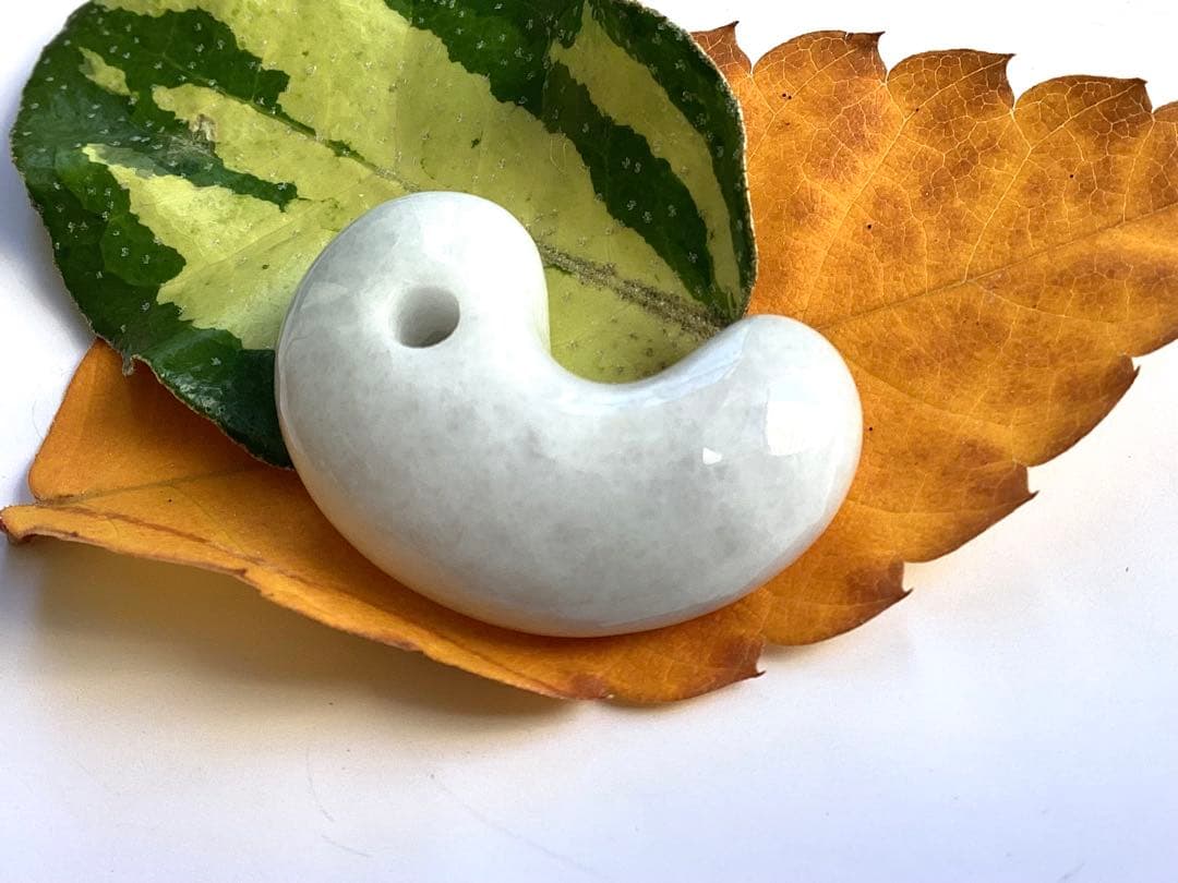 ✳️最後の1個 極上ラベンダー　糸魚川翡翠勾玉　お身近に本物の御守り石を　鑑別書付