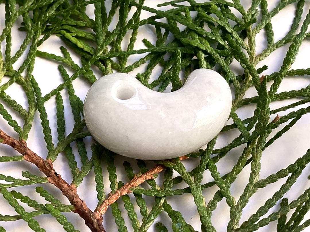 ✳️最後の1個 極上ラベンダー　糸魚川翡翠勾玉　お身近に本物の御守り石を　鑑別書付