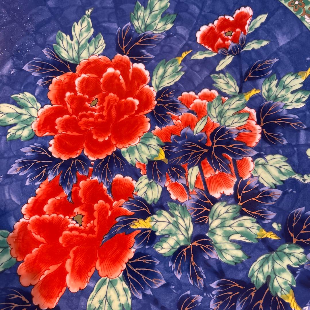 青い背景の牡丹花陶器皿