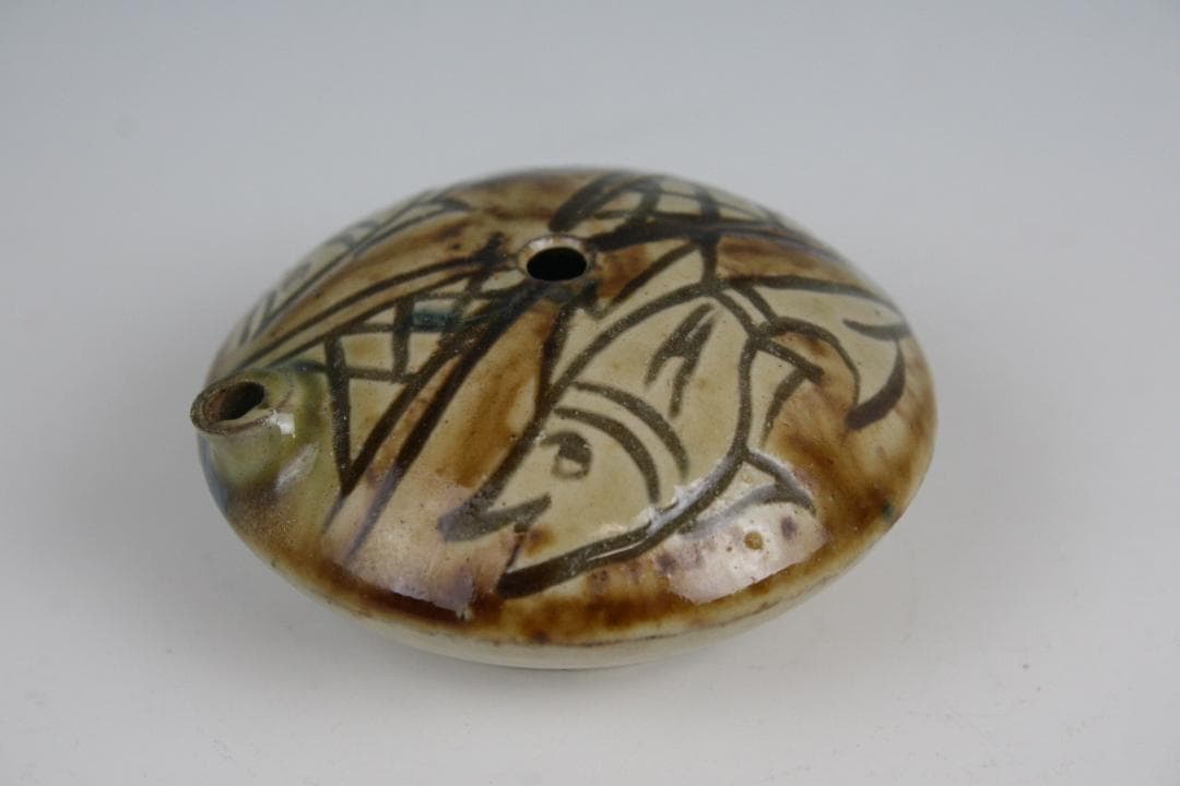 壺屋焼 人間国宝 金城次郎 作　飴釉双魚文水滴