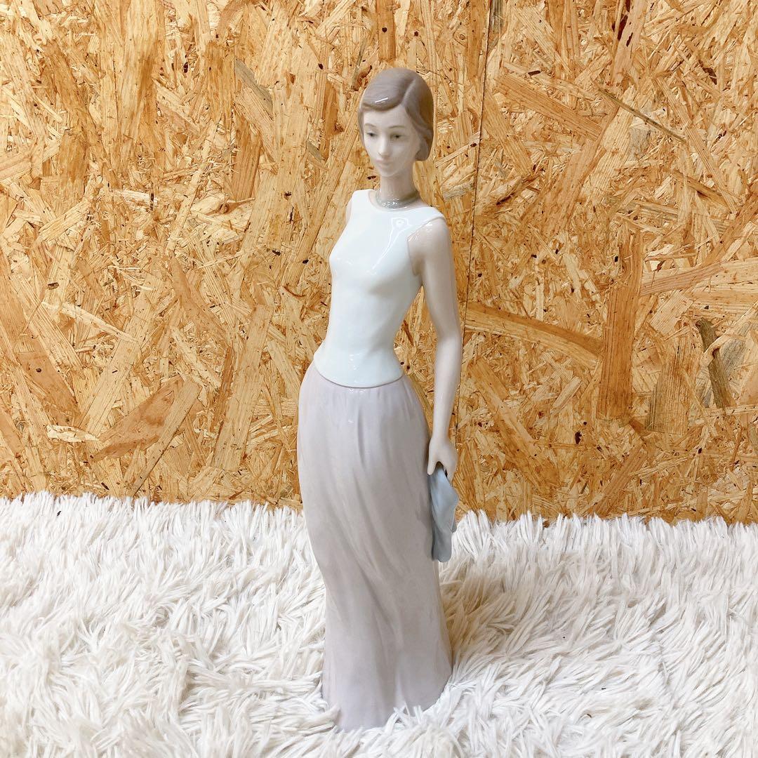 リヤドロ　LLADRO スズラン　フィギュア　置き物　工芸品　陶器