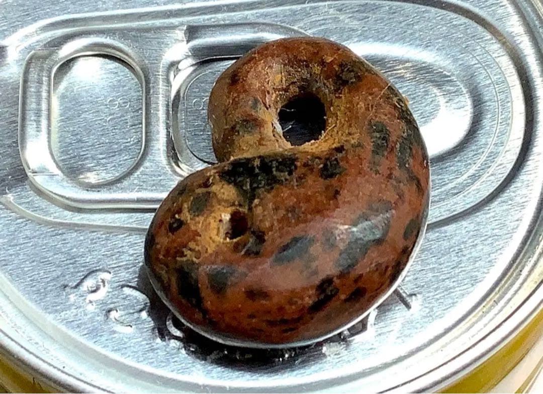 ✳時代鑑定済み鉄鏃と一緒に発掘　✳古墳期超希少【さる玉】黒曜石勾玉‼️出土古墳期