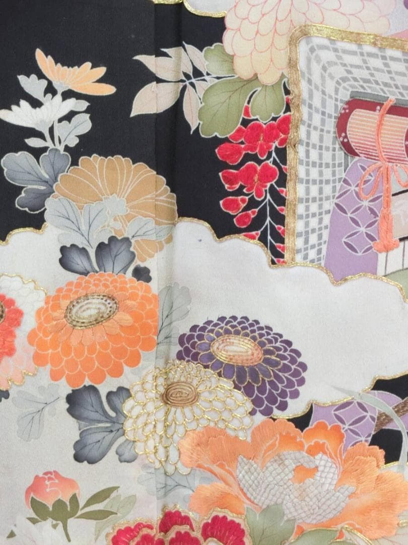 【Q4040】Ｂアンティークお仕立て上がり正絹振袖　黒地に花車模様　金糸刺繍