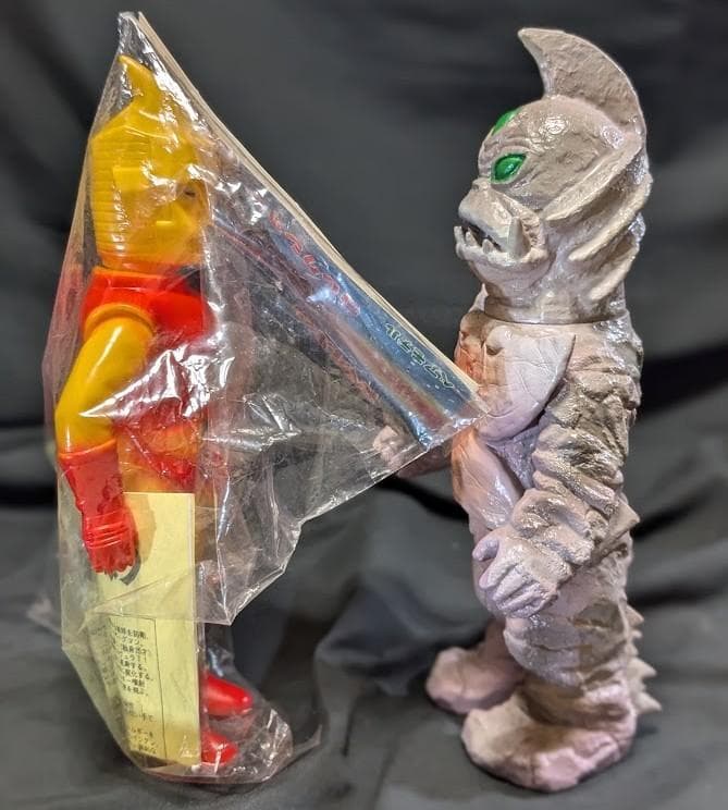 スペクトルマン未開封＆シルバーロボ（ベアモデル）ソフビフィギュア２体セット