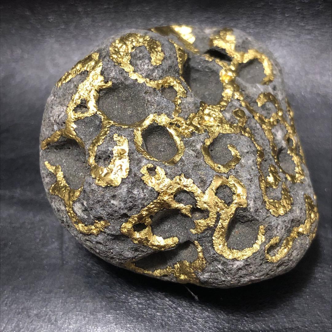 世界に1つ◼️超カッコイイまん丸な溶岩石の金彩ロックアート『オクトパシスタ』