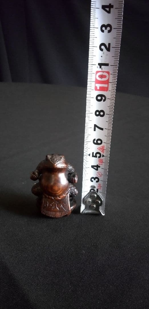 根付け、木彫カエル彫刻 約5cm ダークブラウン、重さ約23g