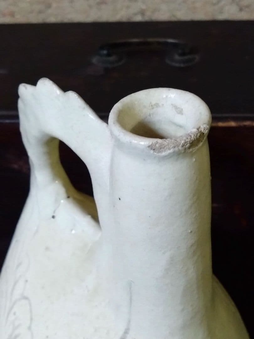 遼時代 白釉 陰刻 芍薬紋　皮嚢壺　鶏冠壺