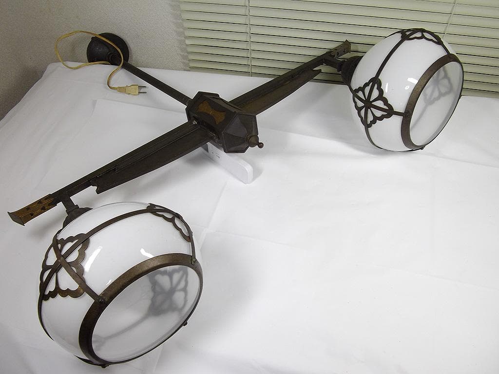 和風照明　二灯式　大正昭和レトロ　 電傘 電笠 花菱文　乳白ガラス