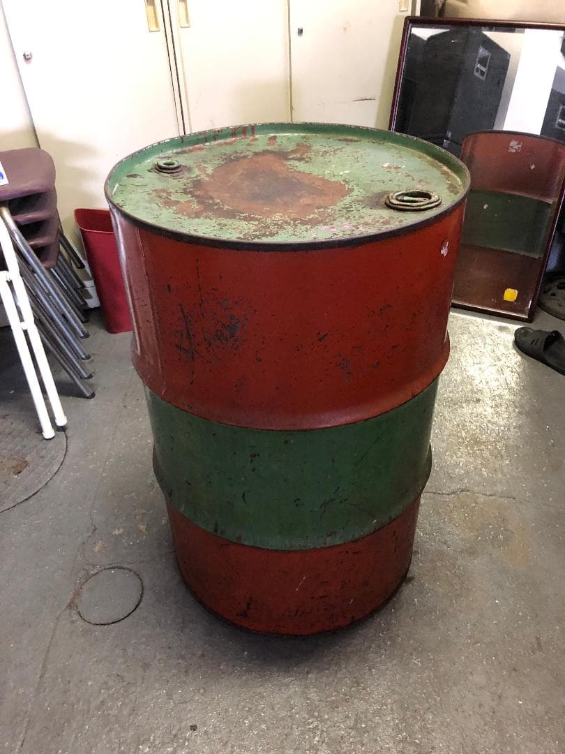 赤緑の金属製ドラム缶