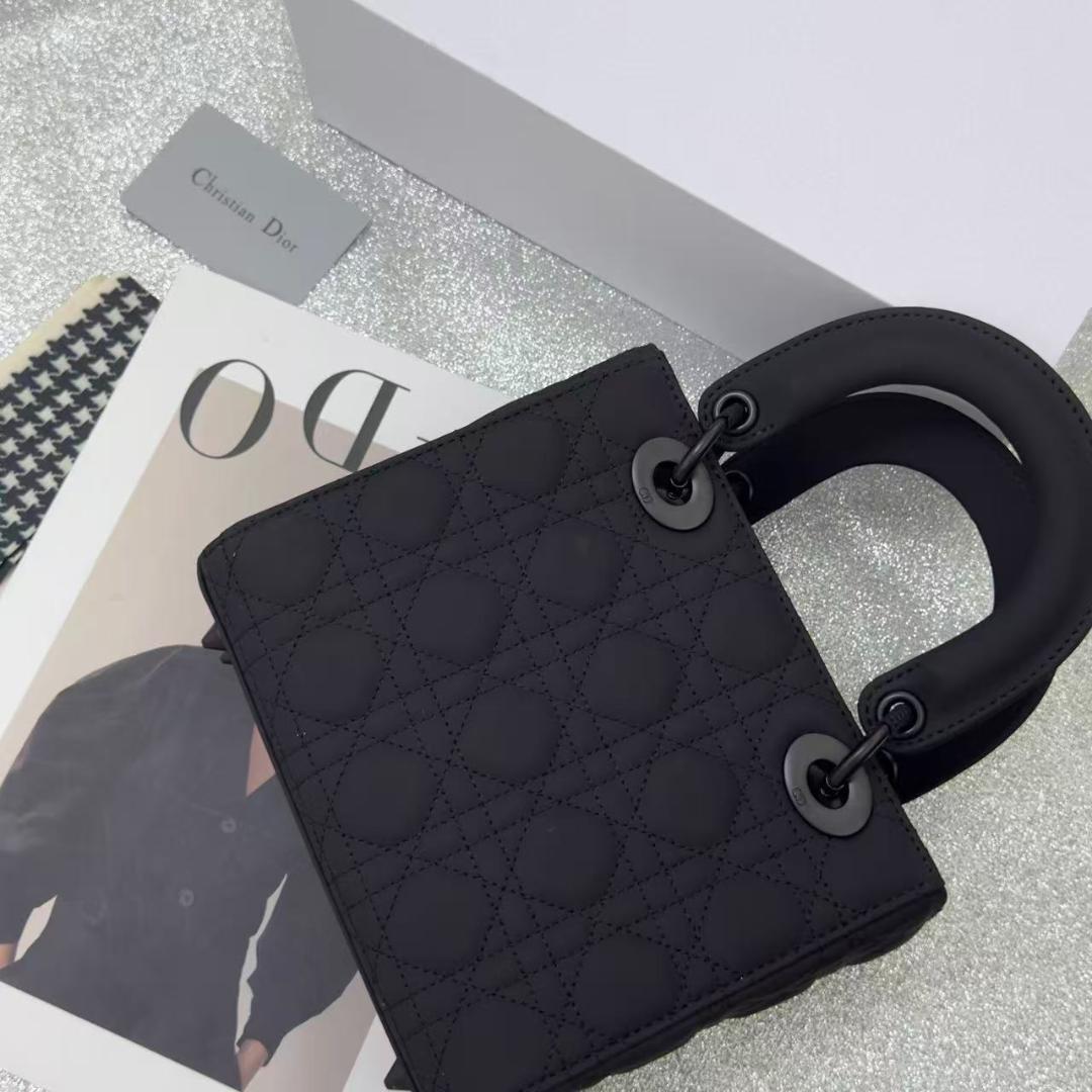 極美品 ブラックキルティングショルダーバッグ~~