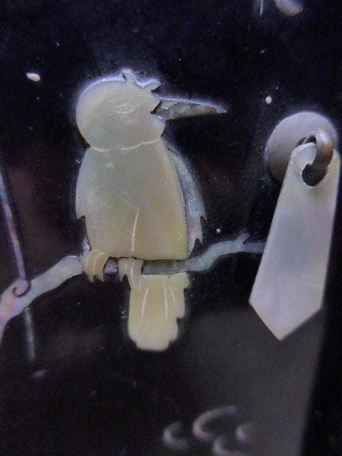 黒漆の象嵌の入った小引き出しです。韓国製です