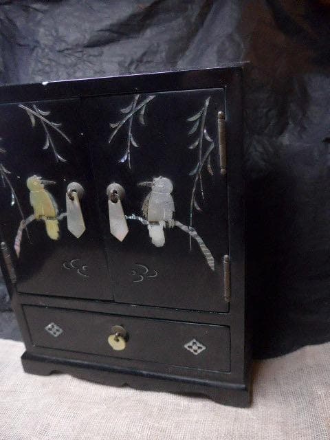 黒漆の象嵌の入った小引き出しです。韓国製です