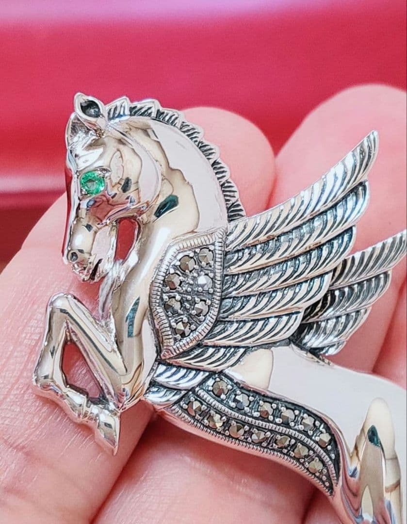 未使用品 碌山 翼ある馬 ペガサス エメラルド シルバー ブローチ