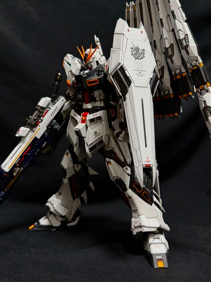 1/100 ニューガンダム 改修塗装済完成品 ガンプラ完成品 νGUNDAM