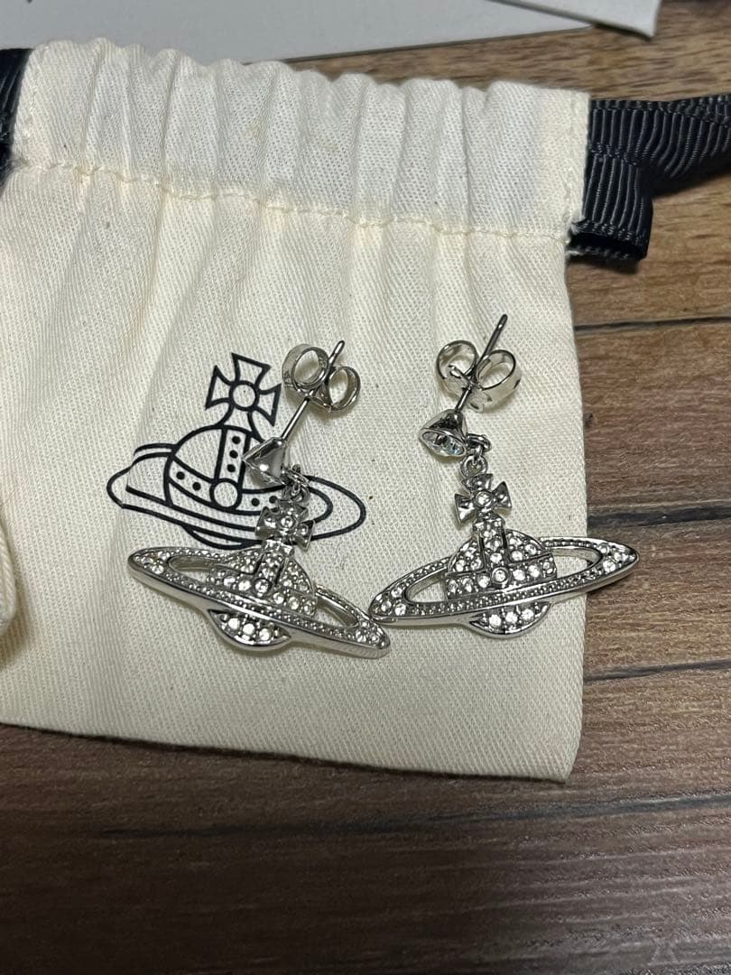 Vivienne Westwood ミニバスレリーフピアス