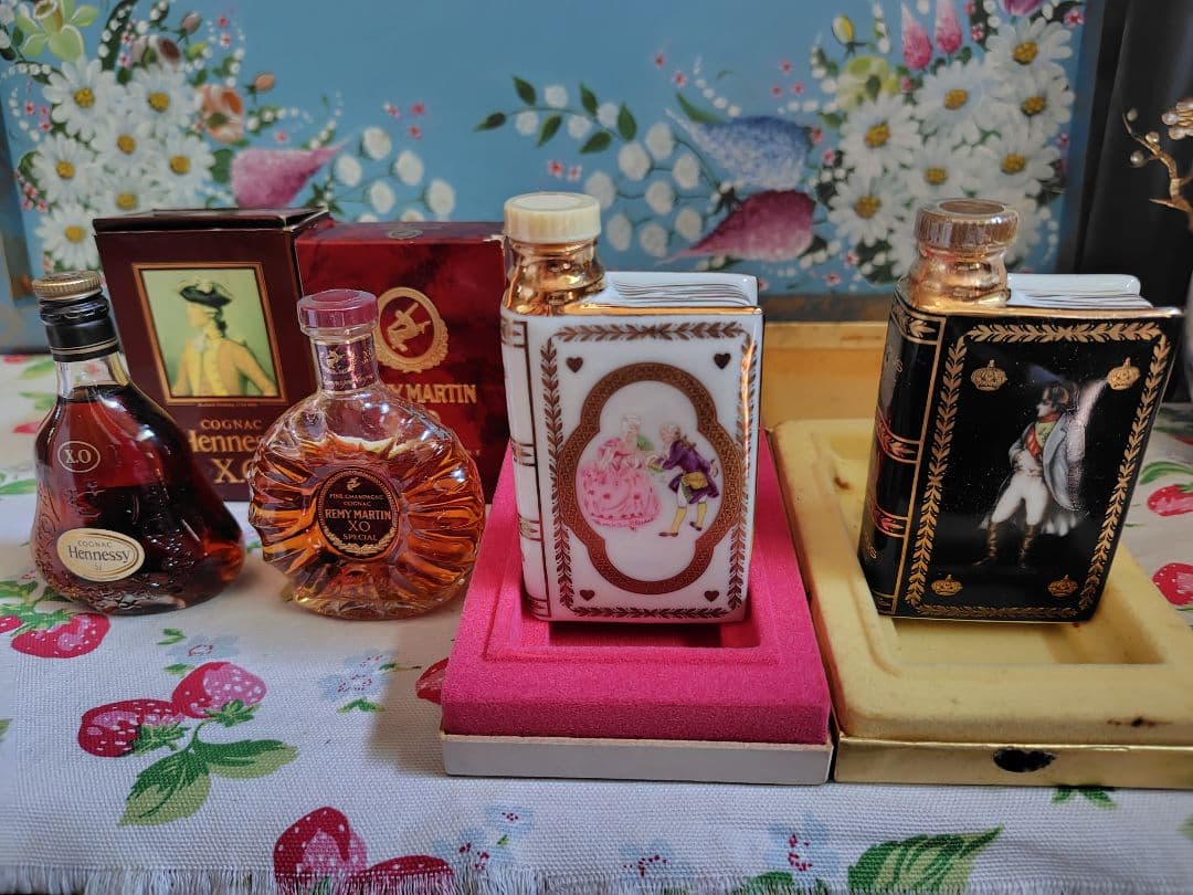 ヘネシー ミニボトル 2本　カミュ　ブック　紳士と淑女 天使の戯れ ブック