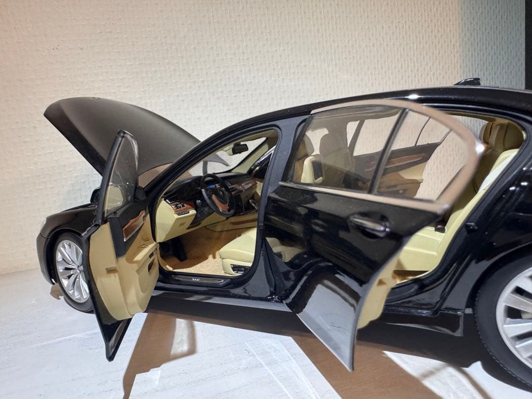 ミニカー KYOSHO BMW 750Li (F02) 1:18