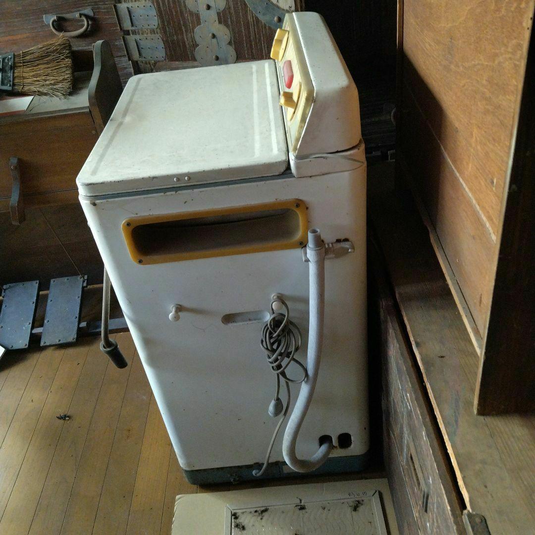 レトロ洗濯機　店舗にて傘置きとして使用