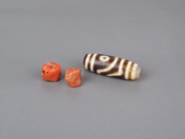 チべットの石製ビーズと珊瑚玉2個“勝さん専用“