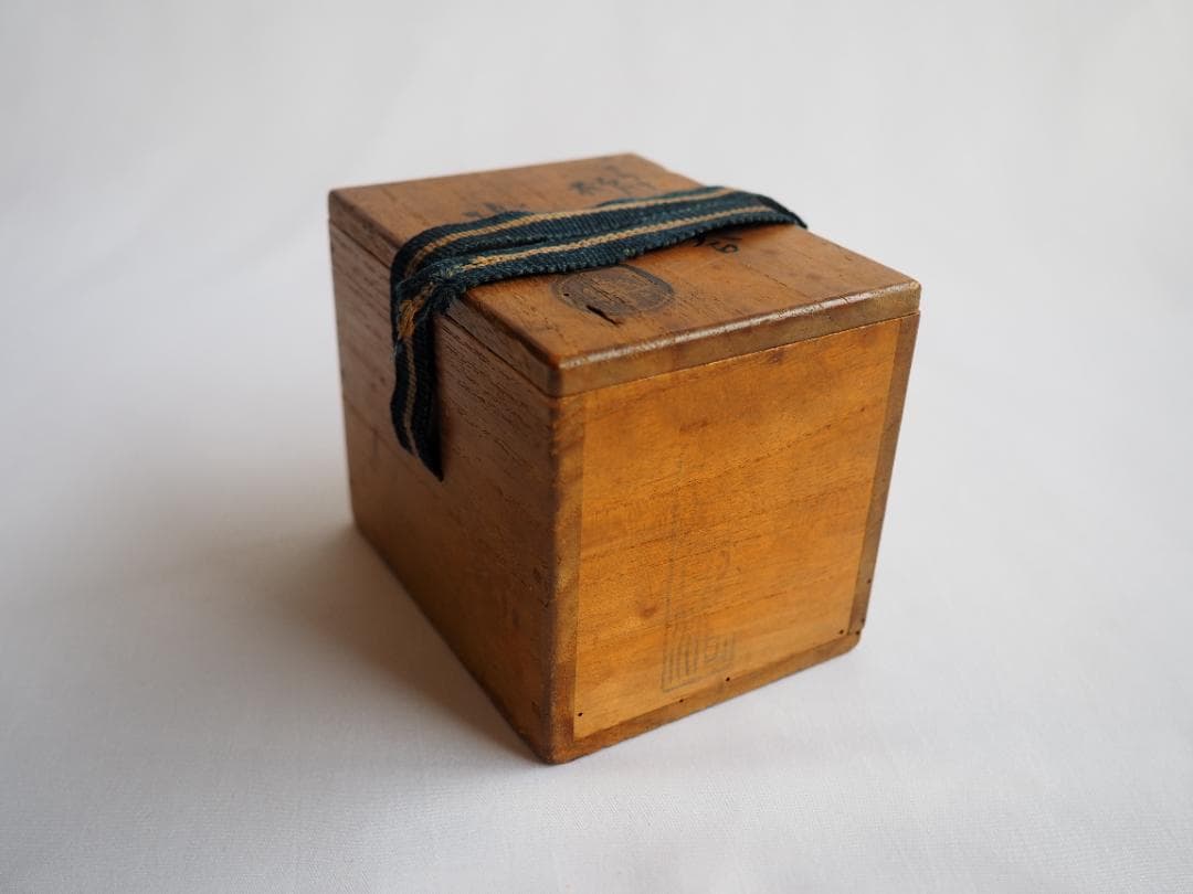 9代樂了入造『交趾写獅子香合』（共箱）