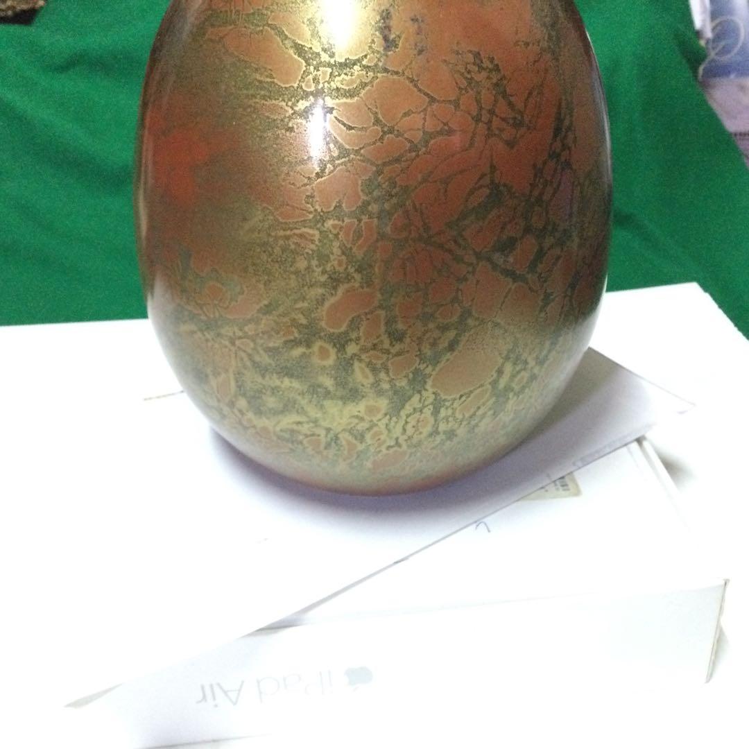 鉱物か?陶器か分かりません。