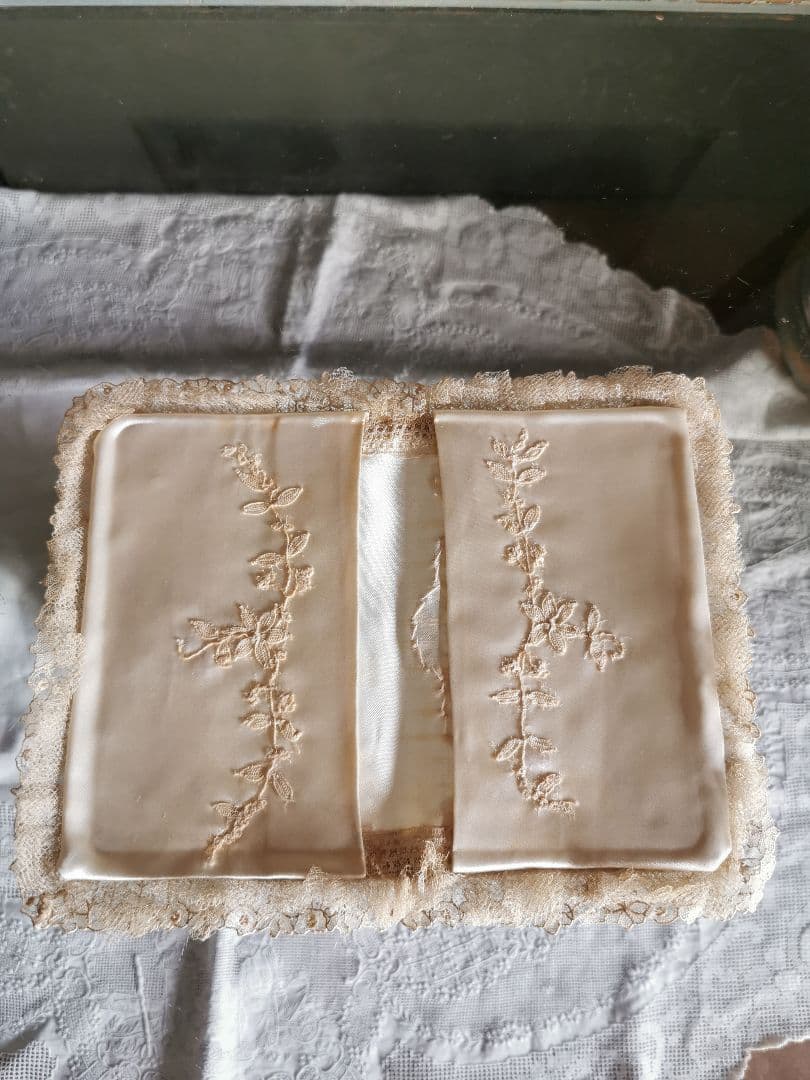 アンティークポワンドローズ ボビンレース パール装飾シルク聖書/ハンカチケース