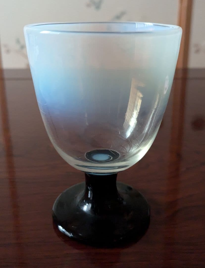 氷コップ　大正和ガラス乳白暈しなつめ型黒脚