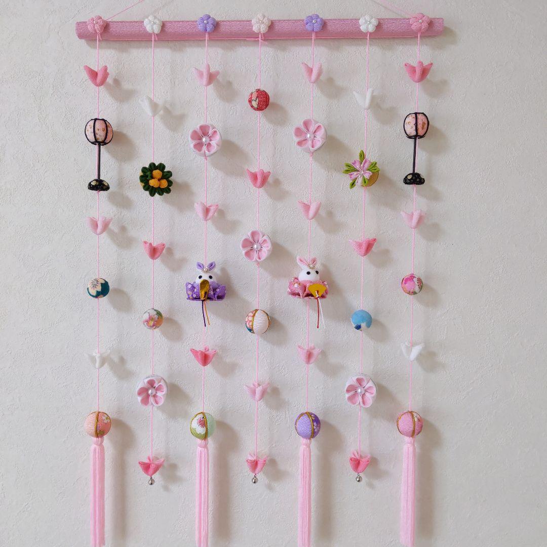 ちりめん細工　お花とまりとうさぎ雛の壁掛け下げ飾り