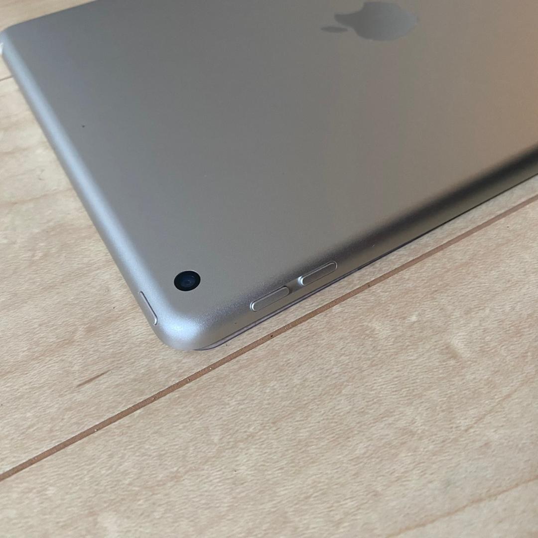 iPad 第7世代 10.2インチ 32GB シルバー 本体 カバー付き
