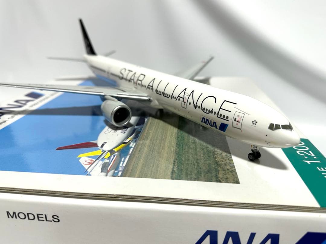 全日空商事 1/200 ANA 777-300ER STAR ALLIANCE