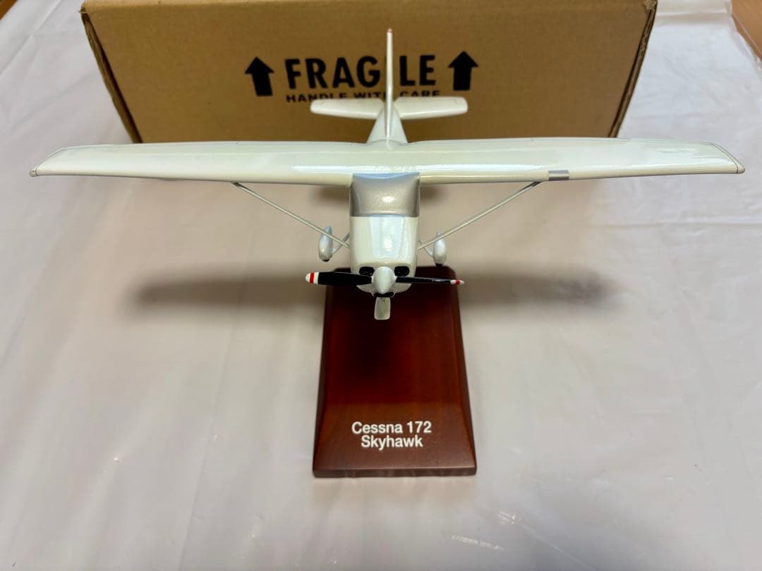 Cessna 172 Skyhawk 木製モデル 飛行機模型