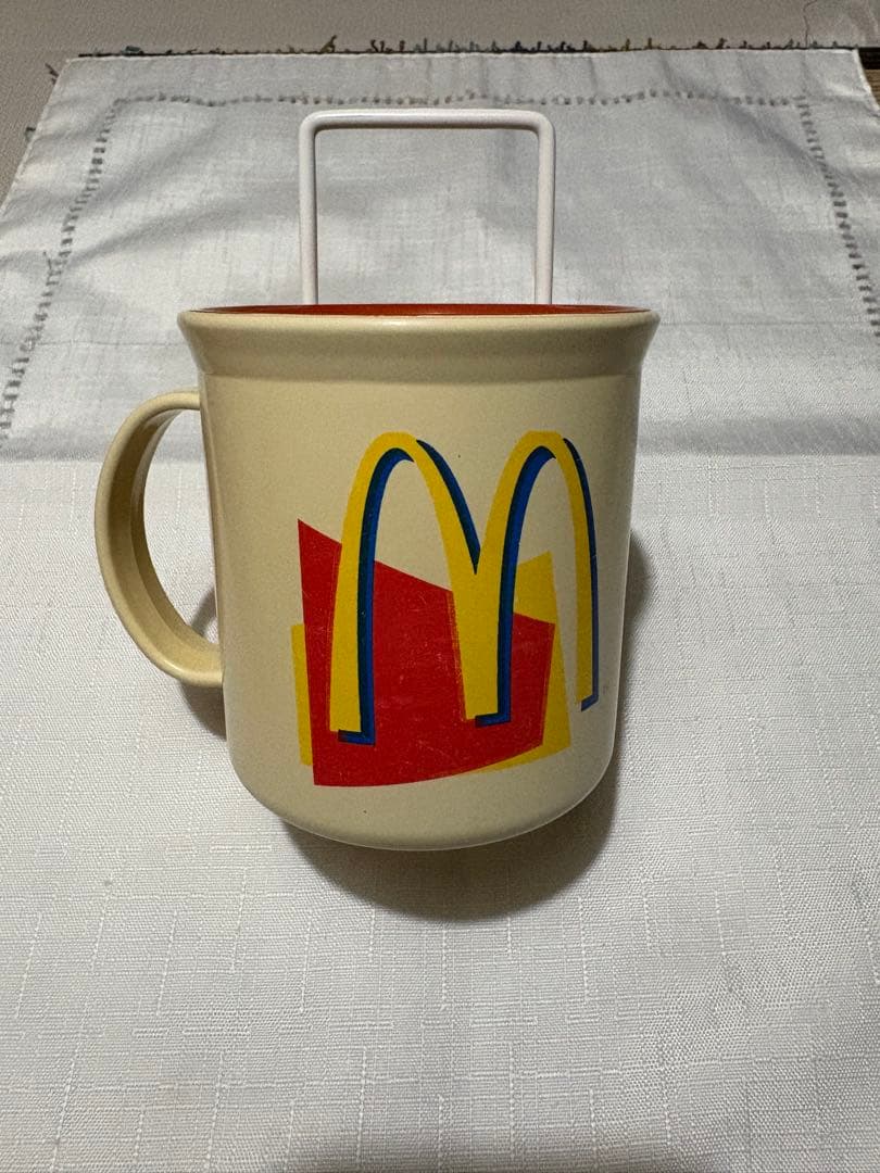 80年代/90年代の、黄色と青のゴールデンアーチロゴが入ったマクドナルド