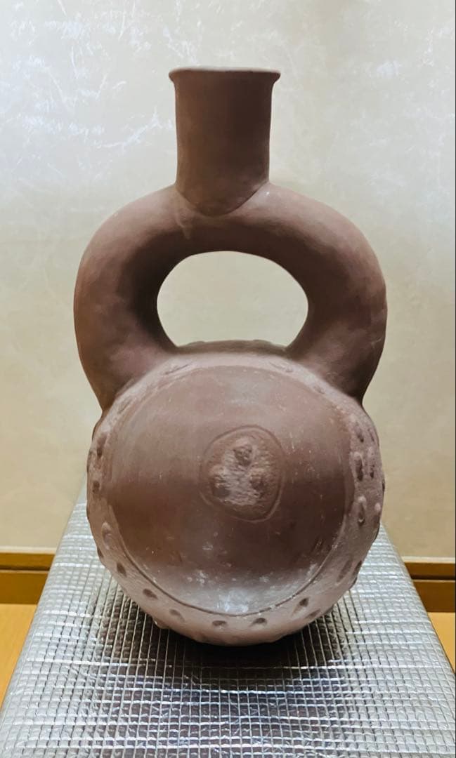 ペルー北海岸クピスニケ　クントゥル・ワシ遺跡の墓に副葬されていた鐙形土器レプリカ