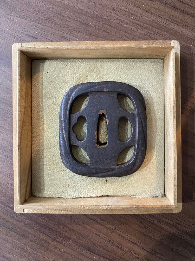 鉄製 鍔(つば) オープンワークデザイン 木箱付き