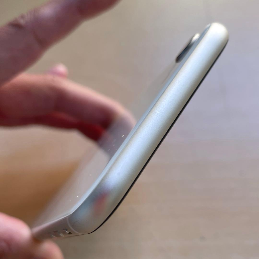 ともろー　iPhone SE 第3世代　スターライト　64GB 超美品