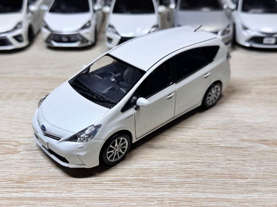 トヨタ カラーサンプル ミニカー 1/30 プリウスα ホワイトパール