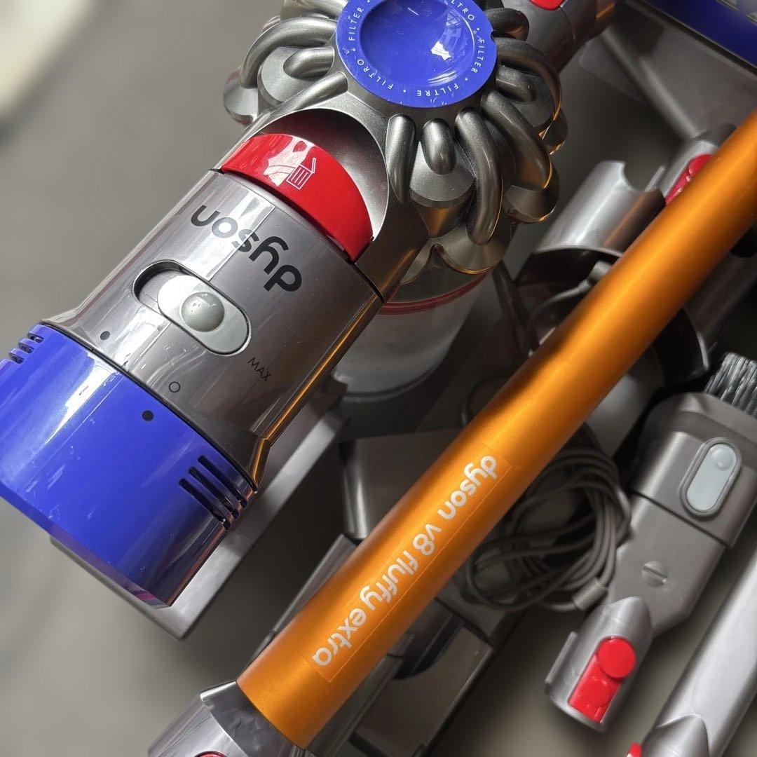 ダイソン　コードレスクリーナー　￼dyson v8 fluffy extra
