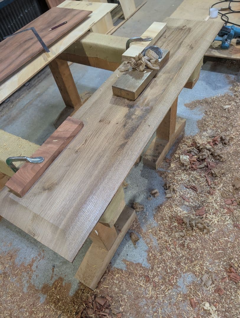 古材の栗板リノベ　モダンな置台　ディスプレイスタンド