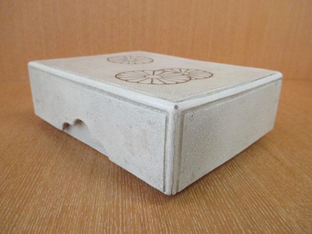 陶器製箱　菊の御紋　印銘あり　102