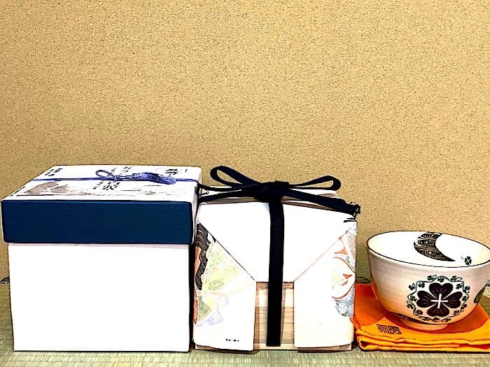 京焼・清水焼　限定販売「ガラシャの白詰草」茶碗　共箱　新品。