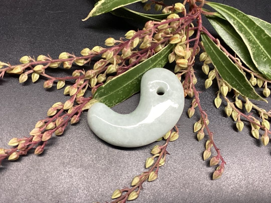 本物の氷*アイスジェード 糸魚川翡翠勾玉　人気の平家古墳型 鑑定ソーティング付