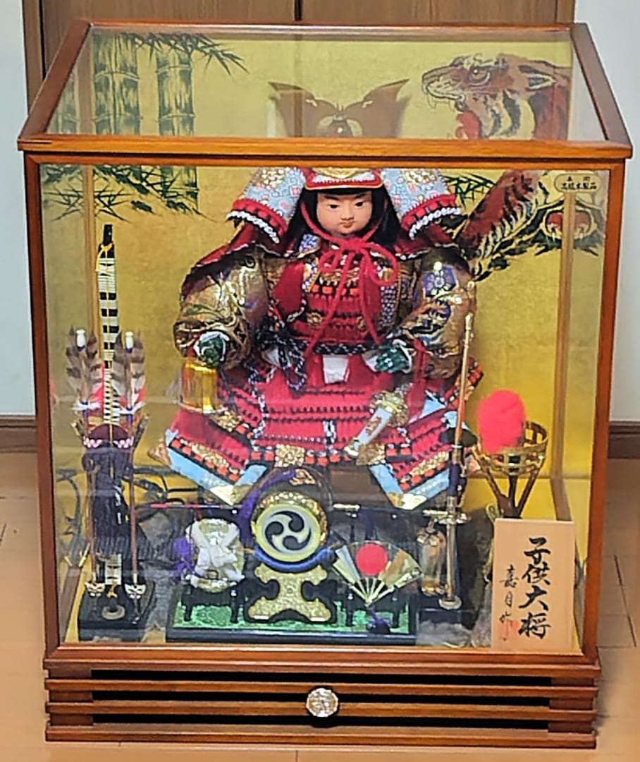 五月人形　子供大将　赤と金の装飾　嘉目作　62.1×48.2×71.2cm