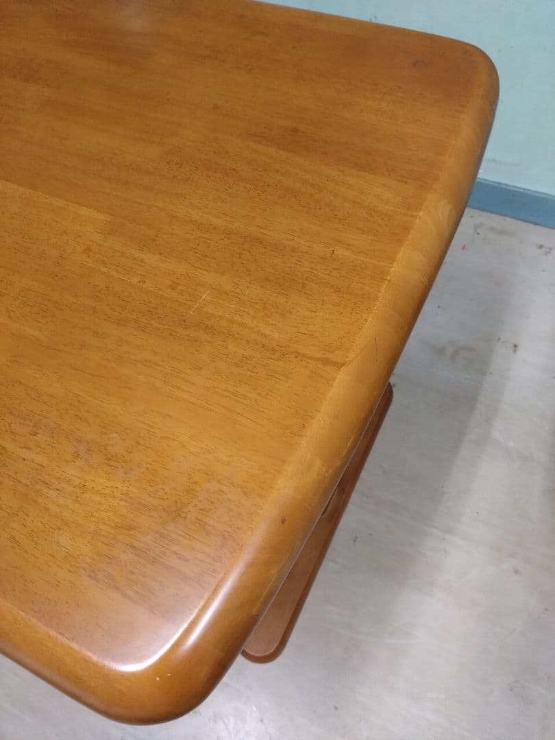 木製　二人用ダイニングテーブル　角が面取りされています　艶有り　引き取り可