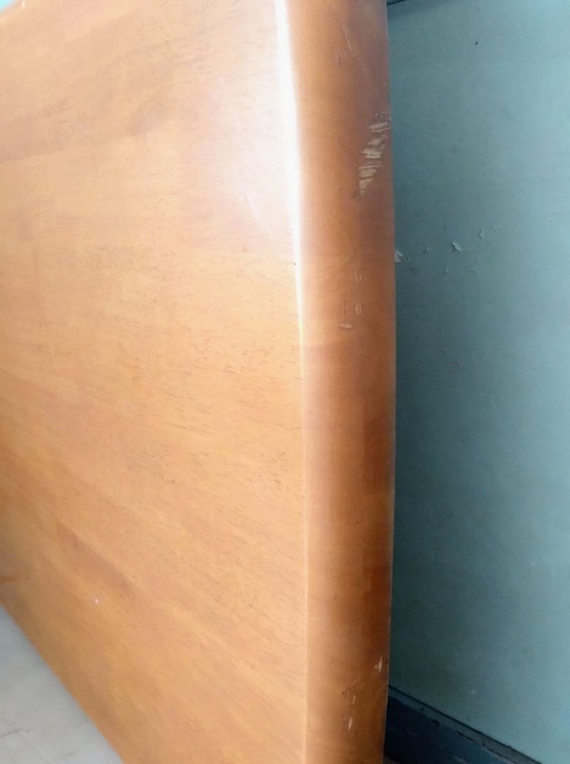 木製　二人用ダイニングテーブル　角が面取りされています　艶有り　引き取り可