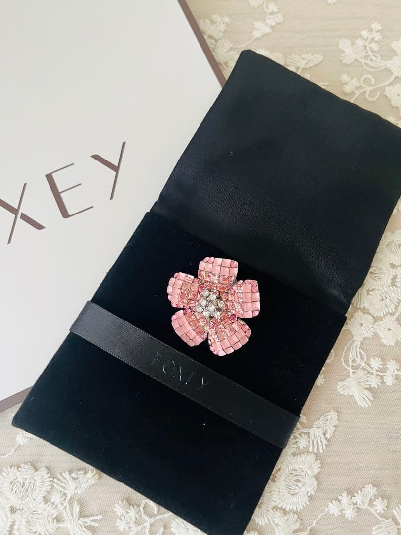 ✴︎美品✴︎Foxey フォクシー　お花ブローチ