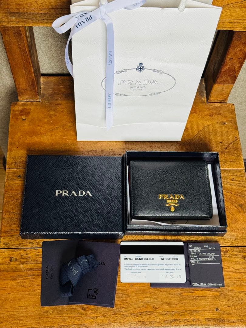 PRADA二つ折り財布