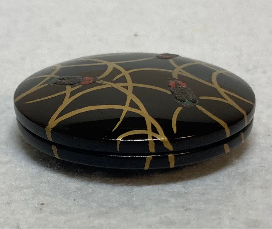 B432h 「蛍蒔絵 丸香合」井口海仙箱書　在判　木製黒漆塗　香道具　茶道具