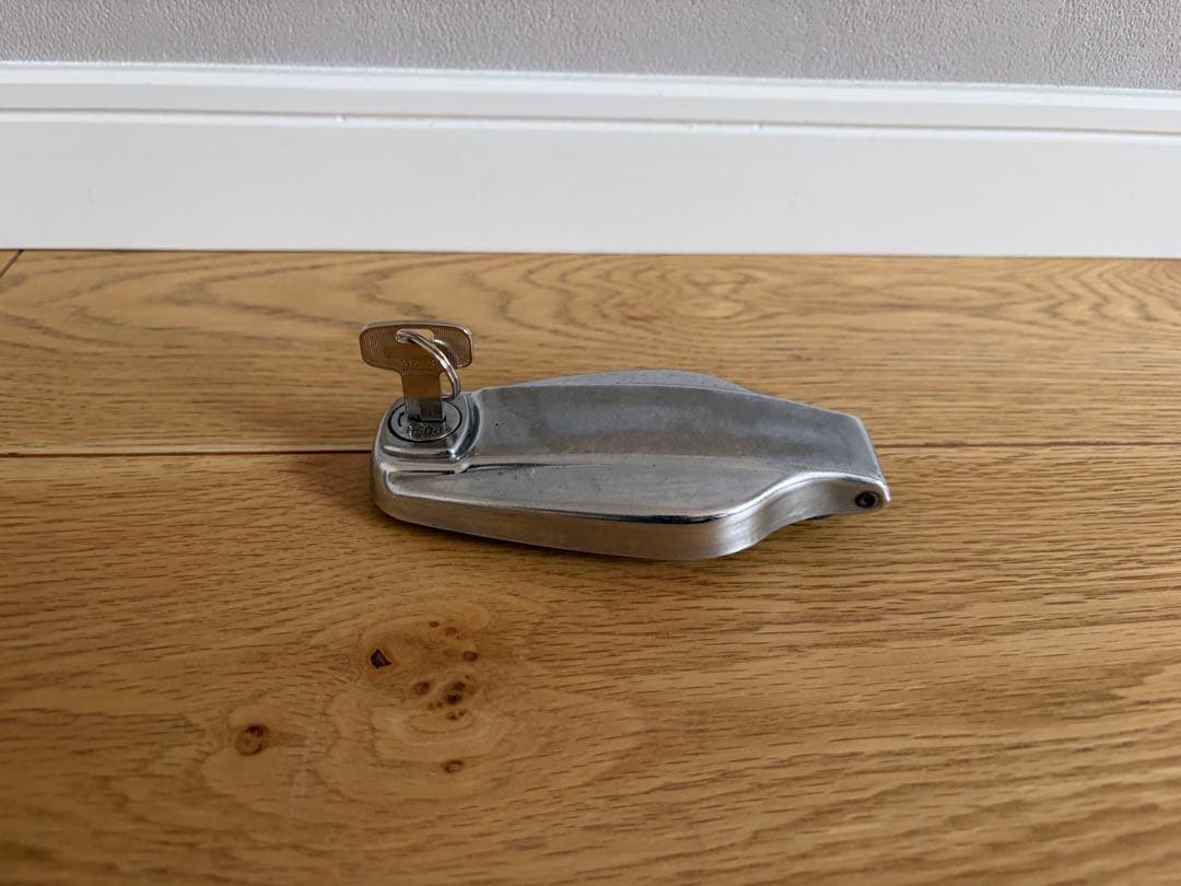 ❺-4 SR400 純正 タンクキャップ 初期型　ムール貝