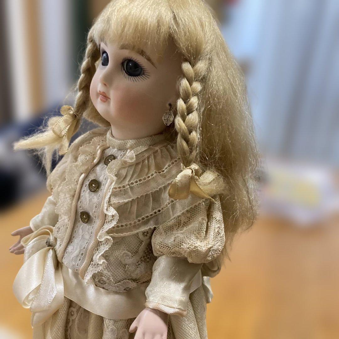 クリーム色のレースドレス人形