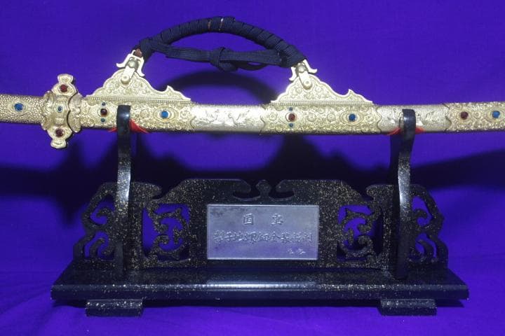 国宝梨地螺鈿金装餝剣 金属製 総重量2.9kg 模造刀 剣掛け台付★中古品